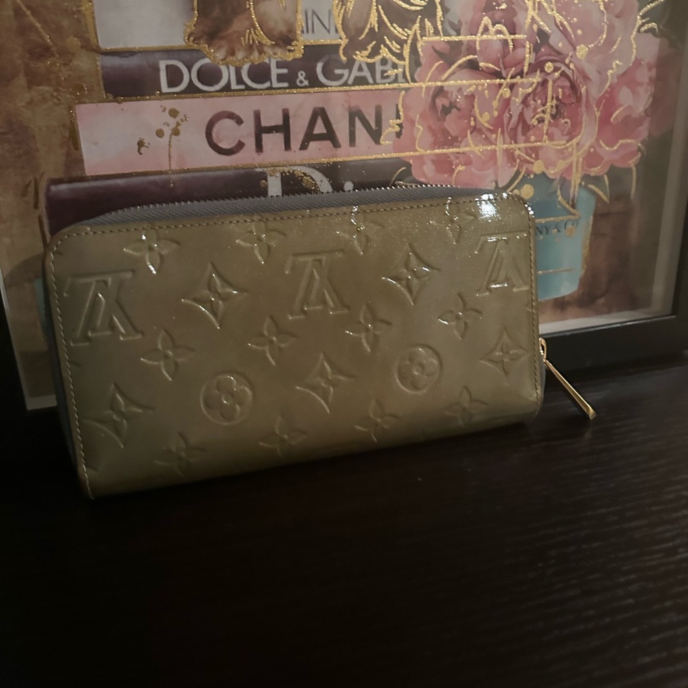 Louis Vuitton wallet . - Picture 6 of 12